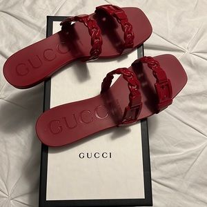 GUCCI rubber upper and sole sandal hibiscus red